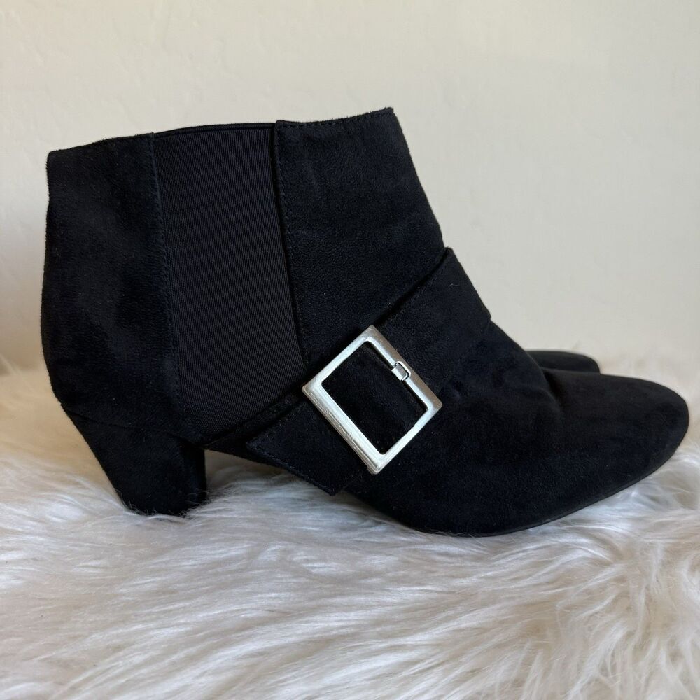 Comfort Plus By Predictions Faux Suede Black Buckle Heeled Ankle Bootie Witchy - Picture 2 of 9